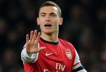 Wenger ‘bật đèn xanh’ cho Vermaelen sang Man United