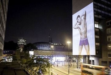 Ronaldo 'show hàng' ở 7 thành phố lớn