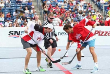 VIDEO: Federer trổ tài chơi hockey trước thềm Rogers Cup