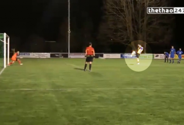 VIDEO: Sút penalty theo phong cách siêu 'dị'