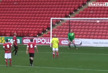 VIDEO: Trọng tài Howard Webb cũng ghi bàn kiểu Panenka