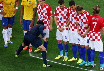 Premier League cấp 2 nghìn bình xịt tự tan cho trọng tài