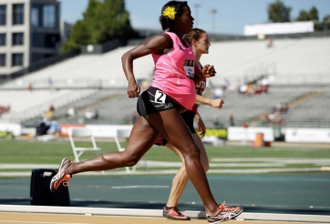 VIDEO: Mang thai hơn 8 tháng vẫn thi đấu điền kinh chuyên nghiệp