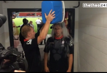 VIDEO: Paul Scholes và Gary Neville thi đổ nước đá lên nhau khi Class of 92 tụ hội