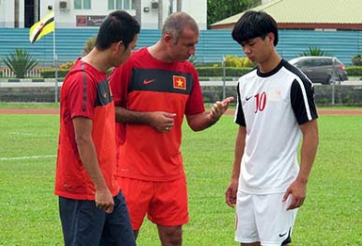 HLV Graechen “nhắc nhở” Công Phượng trước trận gặp U19 Indonesia