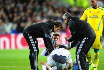 Fan cuồng lao vào sân bóp chân cho Ronaldo