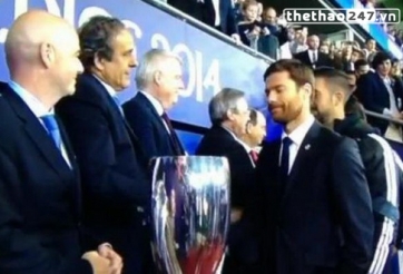 Chủ tịch UEFA bối rối trước Ronaldo, bị Alonso từ chối bắt tay