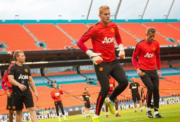 Cầu thủ đầu tiên đòi rời Manchester United là ai?