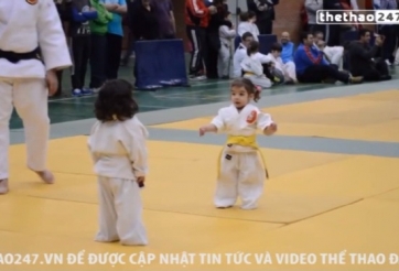 VIDEO: 2 nữ võ sĩ nhí thi đấu Judo cực kì đáng yêu