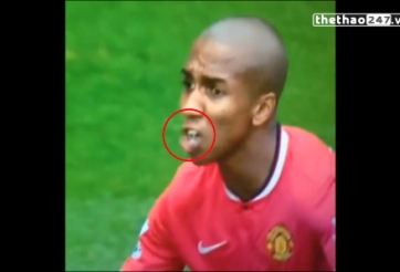 VIDEO: Nghi vấn Ashley Young bị chim ị vào mồm?