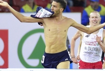 VIDEO: Cởi áo ăn mừng, VĐV điền kinh bị tước huy chương vàng