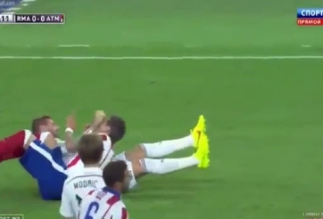 Ramos đấm thẳng mặt Mandzukic trong trận Siêu Cúp