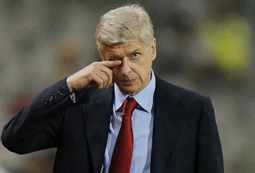 Bị ném vật thể lạ, HLV Wenger đòi xử lý thủ phạm