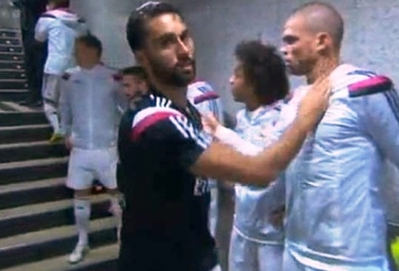 Casillas bị Arbeloa khinh ra mặt