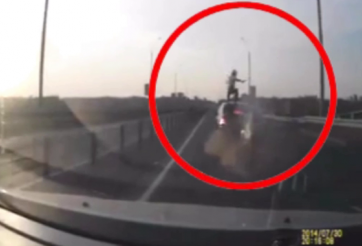 VIDEO: Quái xế thoát chết hy hữu như trong phim