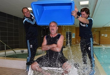 Bị dội nước đá, HLV Mourinho gào thét và thách đố con gái