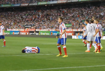 VIDEO: CR7 nhầm Diego Godin là bị bông