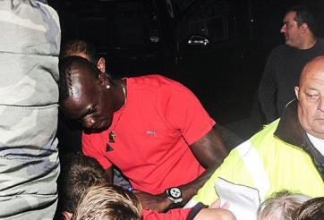 Mario Balotelli khổ sở vì fan Liverpool