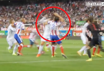 VIDEO: Bị kèm sát, Ronaldo thẳng tay đấm vào mặt Godin