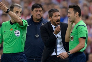 VIDEO: Tình huống HLV Simeone tranh cãi quyết liệt và xoa đầu trọng tài