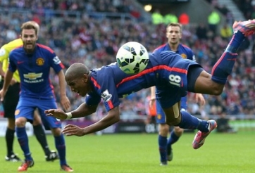 VIDEO: Young lại tái diễn thói 'ăn vạ' trong trận gặp Sunderland