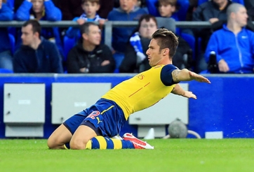 Olivier Giroud chấn thương mắt cá, Arsenal lại lao đao