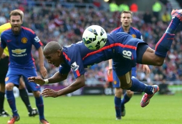 Van Gaal bảo vệ Young sau tình huống ăn vạ bất thành