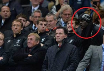 VIDEO: Bất chấp trời mưa Balotelli vẫn đến sân Etihad cổ vũ cho Liverpool