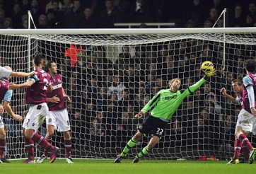 VIDEO: Top 5 pha cứu thua hay nhất vòng 2 Ngoại hạng Anh 2014/15