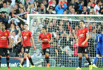 VIDEO: Hàng thủ đá như mơ ngủ khiến Man Utd thảm bại