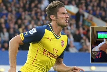 Giroud nằm giường khoe chân đau cổ vũ cho Arsenal