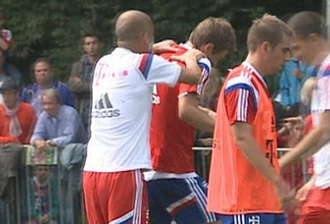 Muller bị thầy bóp cổ trên sân tập