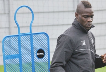 Mario Balotelli gây ra rắc rối đầu tiên tại Liverpool