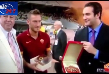 VIDEO: Totti vụng về đánh rơi quà vinh danh sự nghiệp