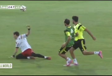 VIDEO: Diego Costa dễ dàng đánh bại Casillas trong buổi tập