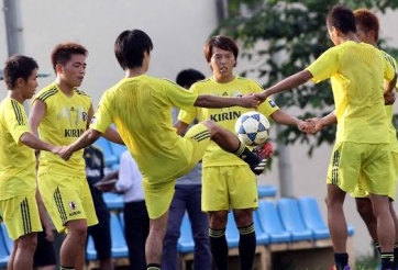 Đến Hà Nội, U19 Nhật Bản lập tức ra sân tập luyện