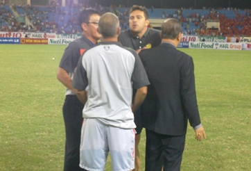 Thua trận, HLV U19 Australia nổi đóa với HLV U19 Việt Nam