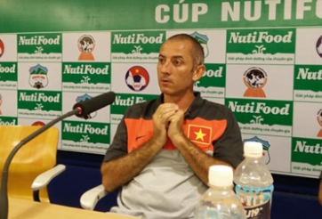 HLV Guillaume Graechen ‘nắn gân’ Tuấn Tài, khen ngợi hàng thủ U19 VN