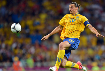 VIDEO: Ibrahimovic lập siêu phẩm đánh gót và đi vào lịch sử