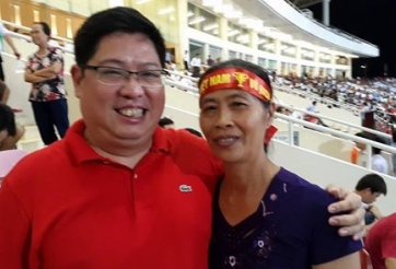 Mẹ Công Phượng mất cả đôi dép vì ăn mừng bàn thắng