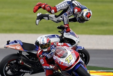 VIDEO hài hước : Vụ tai nạn đua xe hài hước có 1 không 2