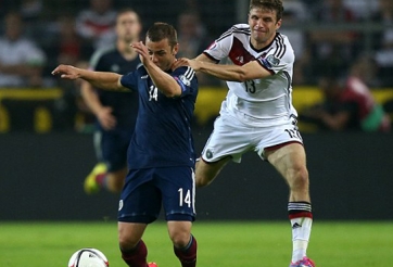 VIDEO: Pha hành hung thô thiển của Thomas Muller với Shaun Maloney