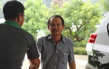 Bầu Đức tới khách sạn “dặn dò” U19 Việt Nam trước trận gặp Nhật Bản