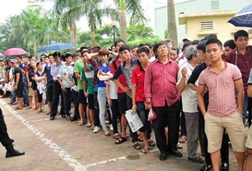 NHM xếp hàng dài cả cây số chờ mua vé xem U19 Việt Nam