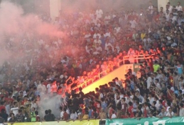 CĐV lại ăn mừng bàn thắng của U19 Việt Nam bằng pháo sáng