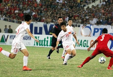 Cận cảnh Công Phượng thi triển 'tuyệt kỹ' của Ronaldinho cho Văn Toàn