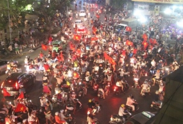 VIDEO: NHM tràn ra đường ăn mừng chiến thắng của U19 Việt Nam