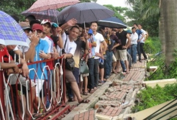 Không mua được vé xem U19 Việt Nam, NHM phá tường rào trụ sở VFF