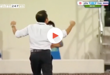 VIDEO: Pha ăn mừng hài hước 'kiểu Thái' của HLV U19 Thái Lan