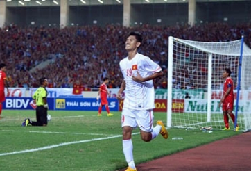 Bàn thắng của Văn Long tái hiện lại siêu phẩm của Bergkamp